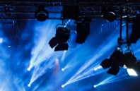 Theaterlicht & Showbeleuchtung  Ein beeindruckendes Lichtdesign mit professioneller Bühnenbeleuchtung, bewegten Spots und atmosphärischem Nebel. Perfekt für Theater, Shows oder Messeinszenierungen – Technik, die Emotion erzeugt.